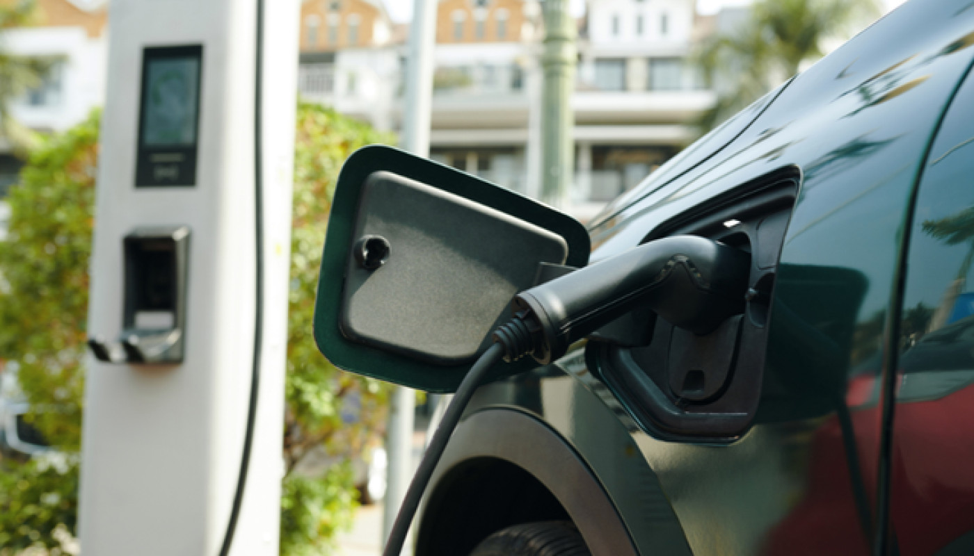 Quelle société propose des solutions de borne de recharge pour les entreprises sarthoises ?